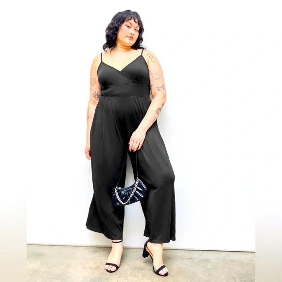 NWOT - V-neck Cami Wide Leg Jumpsuit Curve & Plus Elegant Black Jumpsuit - CIDER - Picture 2 of 8